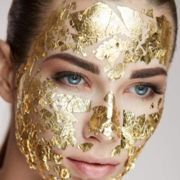 Hier erkennen Sie eine Frau, welche eine Gesichtsmaske aus Gold der Gesichtsbehandlung Frickenhausen verwendet.