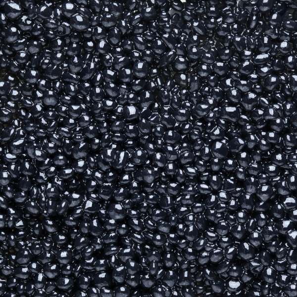 Hier erkennen Sie schwarzen Kaviar Kügelchen, welche für die Caviar Deluxe Gesichtsbehandlung in Frickenhausen verwendet werden.