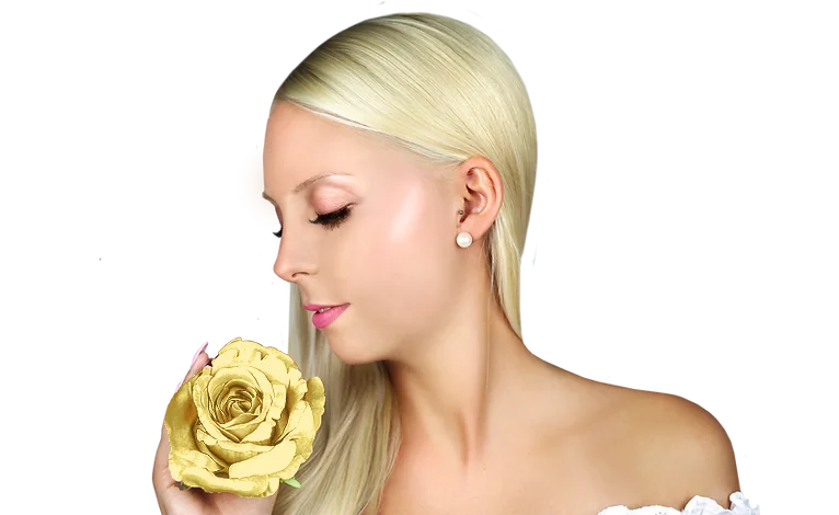 Hier sehen Sie die Inhaberin Vivien des Kosmetikstudios in Frickenhausen  mit einer goldenen Rose in der Hand.